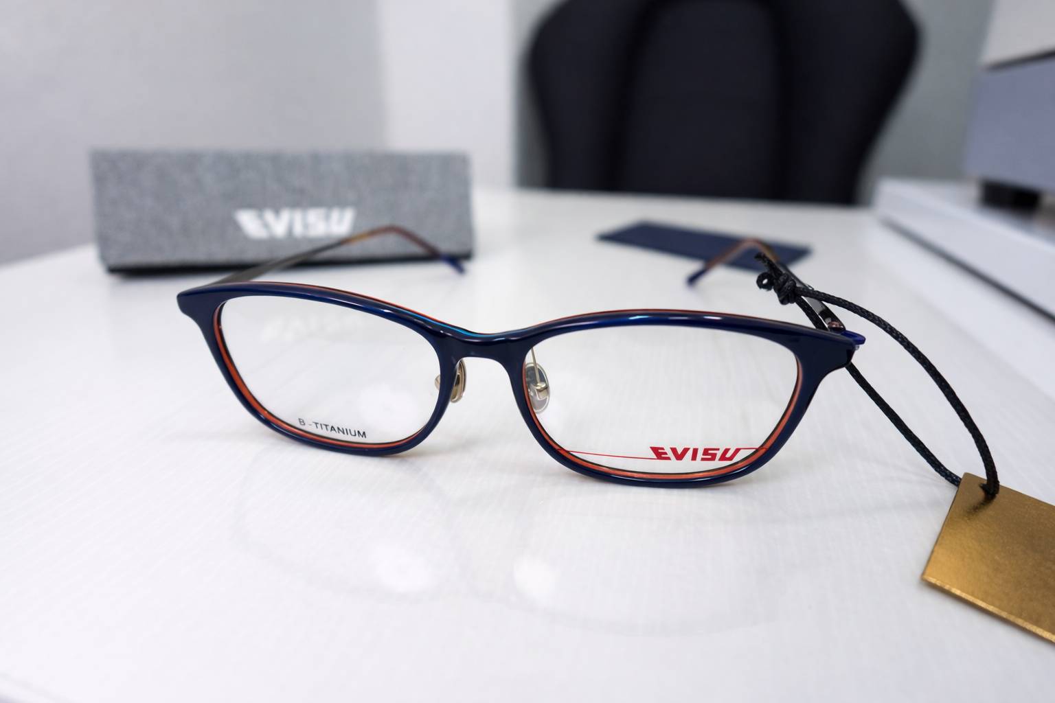 EVISU กรอบแว่นสายตาทรงเหลี่ยม สีดำ รายละเอียดแดง January Optical